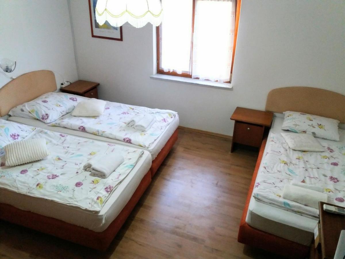 Apartmaji, Sobe - Obzidje Hotel ไพราน ภายนอก รูปภาพ